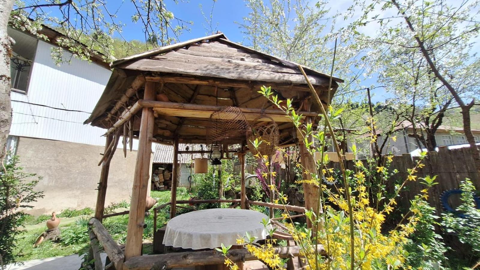 Guest House "Svaneti" Lentekhi Ngoại thất bức ảnh